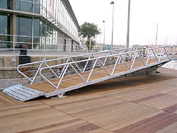Gangway supported by the pontoon