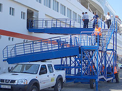 Mobile boarding staircase